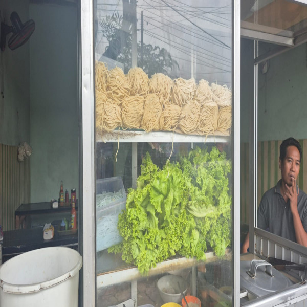 MIE AYAM DAN TOKO SEMBAKO