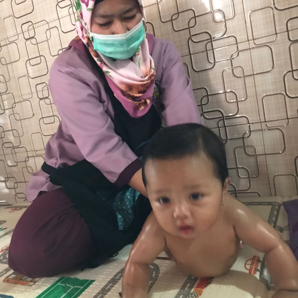 Bidan Terapis Pijat Bayi