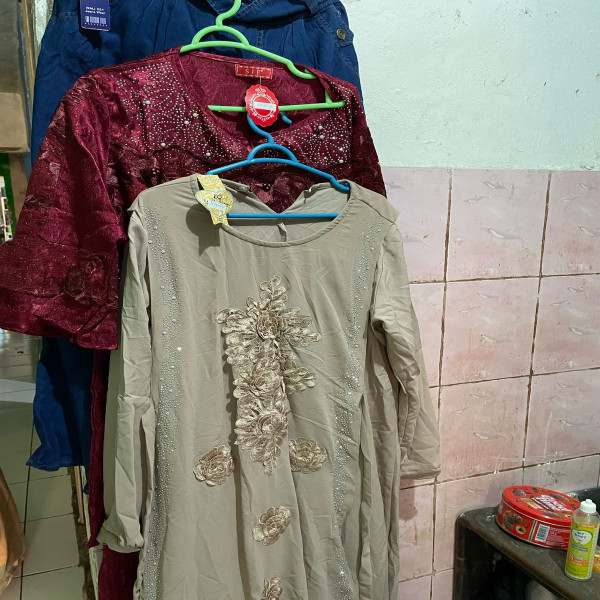 PAKAIAN DAN BAJU